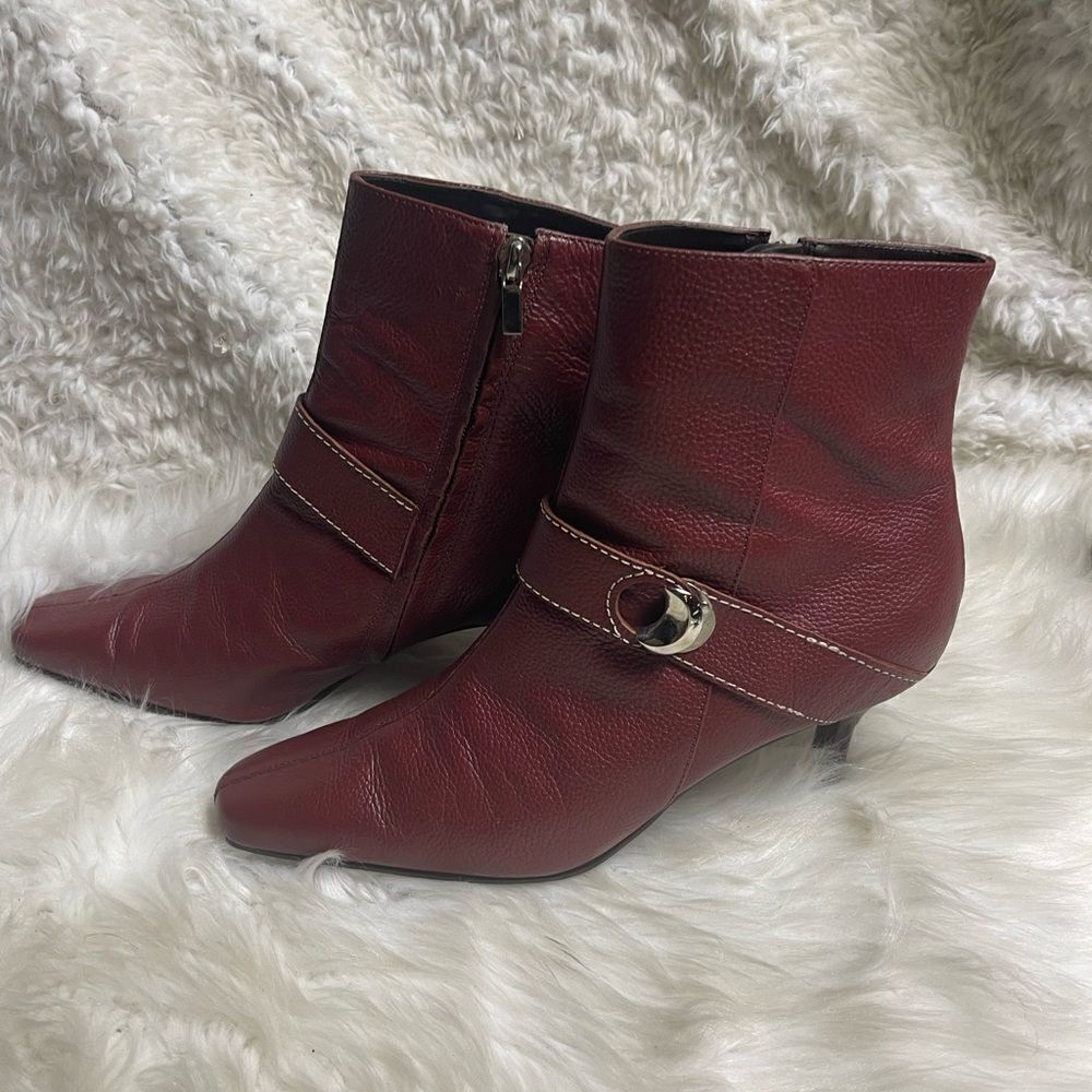 Colin Stuart leather Red Burgundy ankle boots 3”heels silver tone accent SZ11